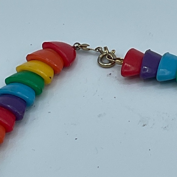 “RAINBOW COLOURED BEAD” VINTAGE PLASTIC CHOKER STYLE NECKLACE. - Picture 9 of 9
